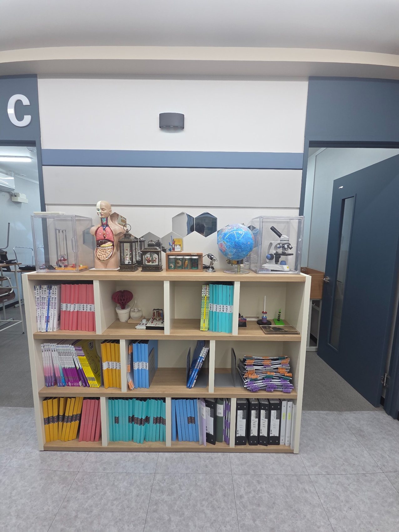 명륜클린 대구 학원 교재 및 책장 주변 청소
