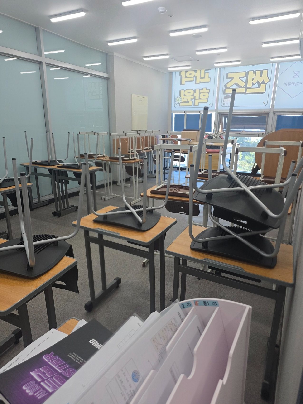 명륜클린 학원 강의실 의자 정리 후 바닥 청소