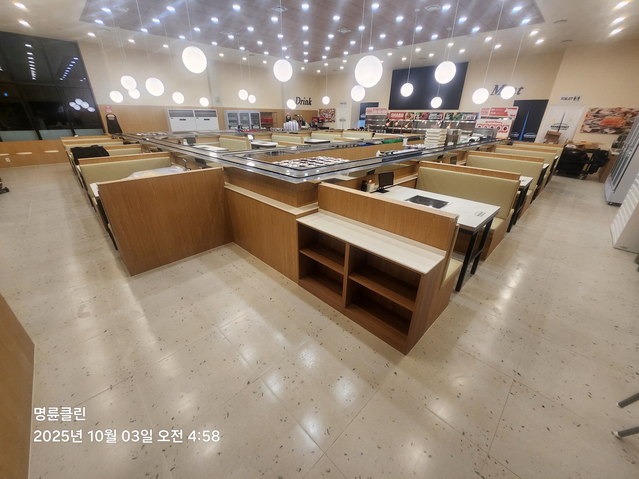 식당 넓은 홀과 테이블 주변