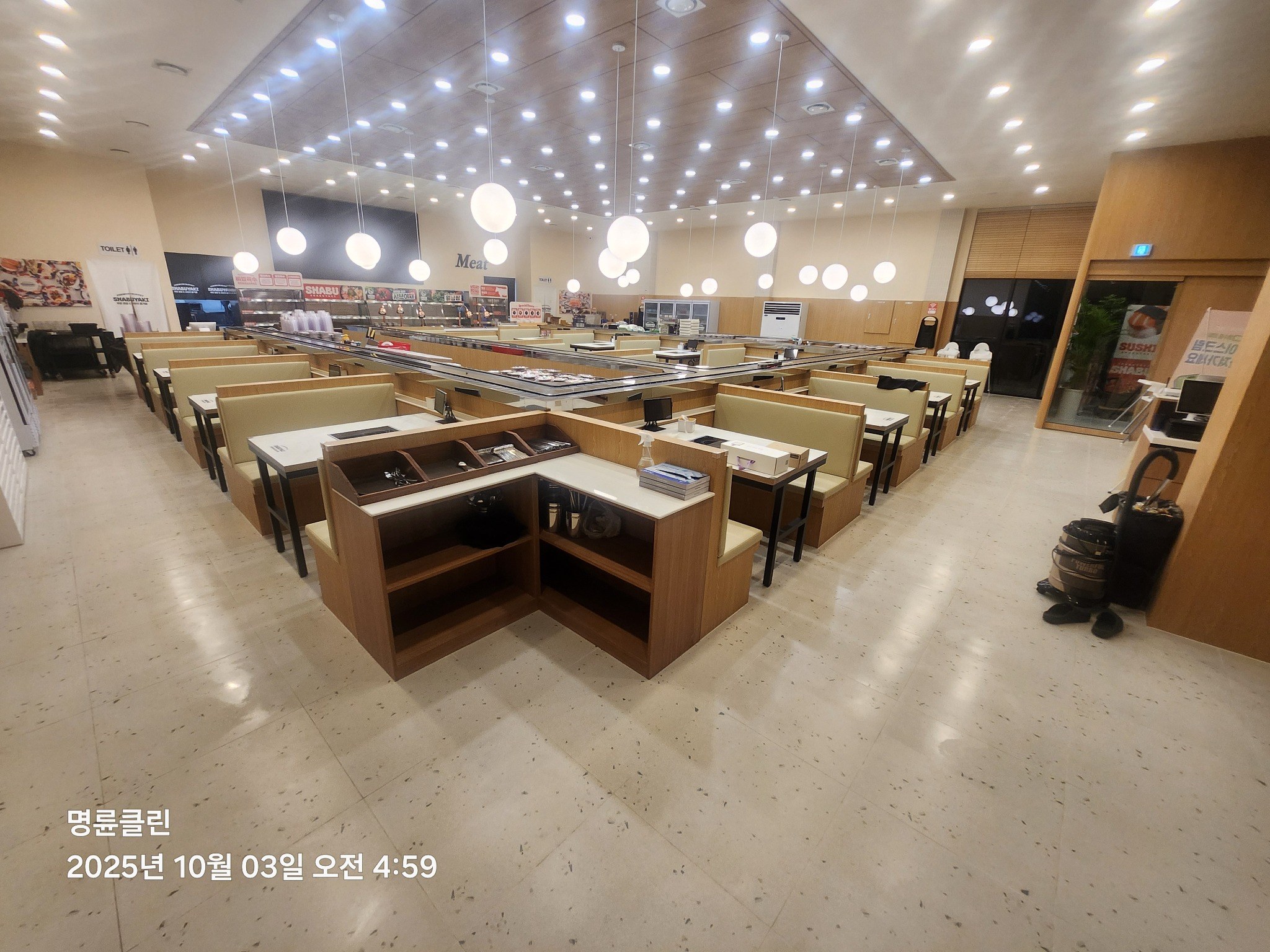 식당 홀 좌석과 테이블 정기청소